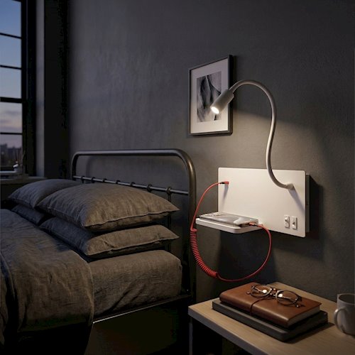 Lampa nocna z półką 14cm i reflektorem LED prawa biała