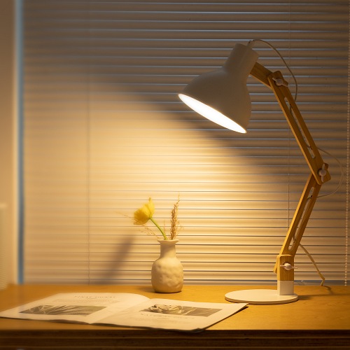 Biała lampka biurkowa E27 drewniana, składana