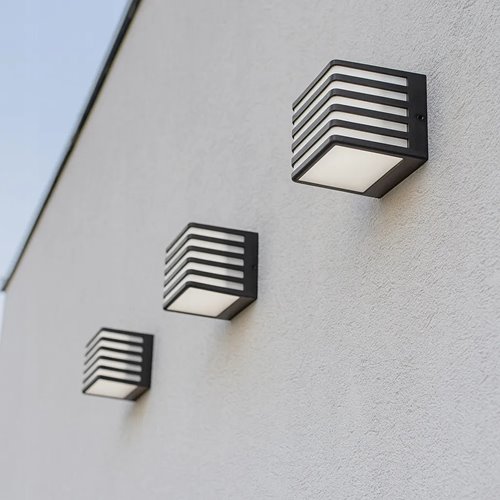 lampa elewacyjna czarna