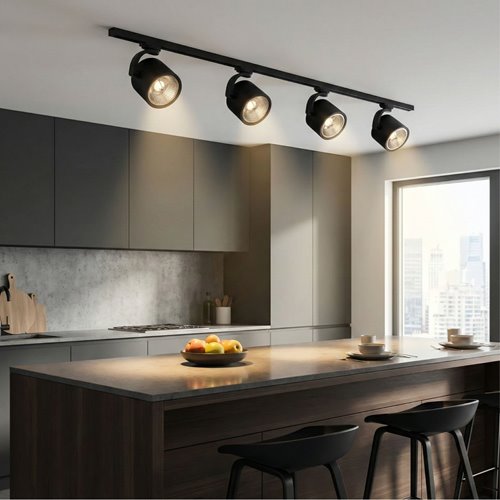 Czarny matowy reflektor szynowy ARKO z regulacją kąta świecenia, zamontowany na czarnym szynoprzewodzie, styl industrialny