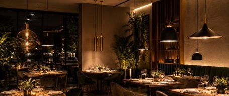 Dlaczego w jednej restauracji od razu czujemy przyjemny klimat, a w innej mimo dobrego jedzenia trudno nam się zrelaksować? Bardzo często odpowiedź kryje się nie tylko w wystroju, muzyce czy obsłudze, ale właśnie w świetle...