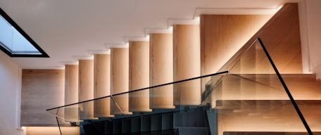 Jednym z lepiej oświetlonych miejsc – czy to w domu, czy innym dowolnym miejscu powinny być bez wątpienia schody. Na szczęście obecny rynek pozwala na dopasowanie oświetlenia schodów...