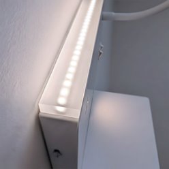 Lampa nocna z półką 14cm i reflektorem LED prawa biała