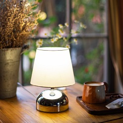 Matalowa lampa stołowa E14 z białym okrągłym kloszem