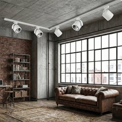 Biały matowy reflektor szynowy ARKO na żarówkę AR111, zamontowany na czarnym szynoprzewodzie, widoczny fakturowany odbłyśnik.