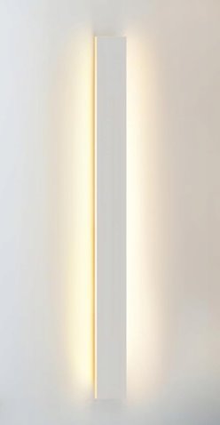 liniowa lampa elewacyjna biala