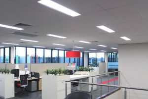 Read more about the article Lampy do biura – jakie oświetlenie biurowe wybrać?